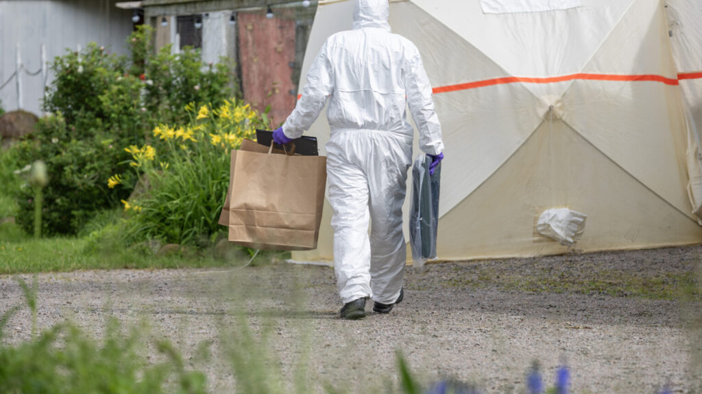 ALVESTA 2026-06-13
Polis och kriminaltekniker på plats vid ett bostadshus efter att två flickor har förts till sjukhus med livshotande respektive allvarliga skador efter ett våldsdåd utanför Alvesta. En misstänkt gärningsman har hittats död.
Foto: Johan Nilsson / TT / Kod 50090