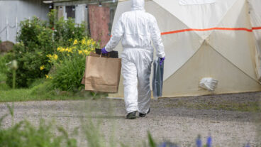 ALVESTA 2026-06-13
Polis och kriminaltekniker på plats vid ett bostadshus efter att två flickor har förts till sjukhus med livshotande respektive allvarliga skador efter ett våldsdåd utanför Alvesta. En misstänkt gärningsman har hittats död.
Foto: Johan Nilsson / TT / Kod 50090