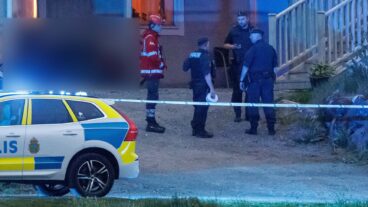 KUNGÄLV, SVERIGE 20260531
Polis och räddningstjänst på plats i Kungälv. Två personer har förts till sjukhus med oklara skador efter ett grovt våldsbrott, uppger polisen för TT. En man har gripits en bit från brottsplatsen.
Foto: Linus Olsson / TT / Kod 200