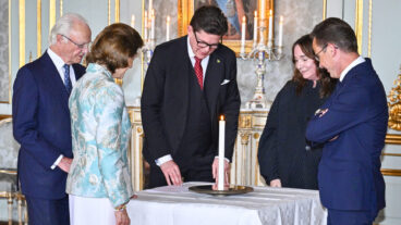 STOCKHOLM, SVERIGE 20260611
Riksdagens talman Andreas Norlén och statsminister Ulf Kristersson överlämnar en gåva, en ljusstake formgiven av Monica Förster Design Studio. Kung Carl Gustaf och drottning Silvia håller en mottagning på Stockholms slott för riksdag och regering med anledning av firandet av deras guldbröllop. Stockholm, Sverige 11 juni 2026.
Foto: Christine Olsson / TT / Kod 10430