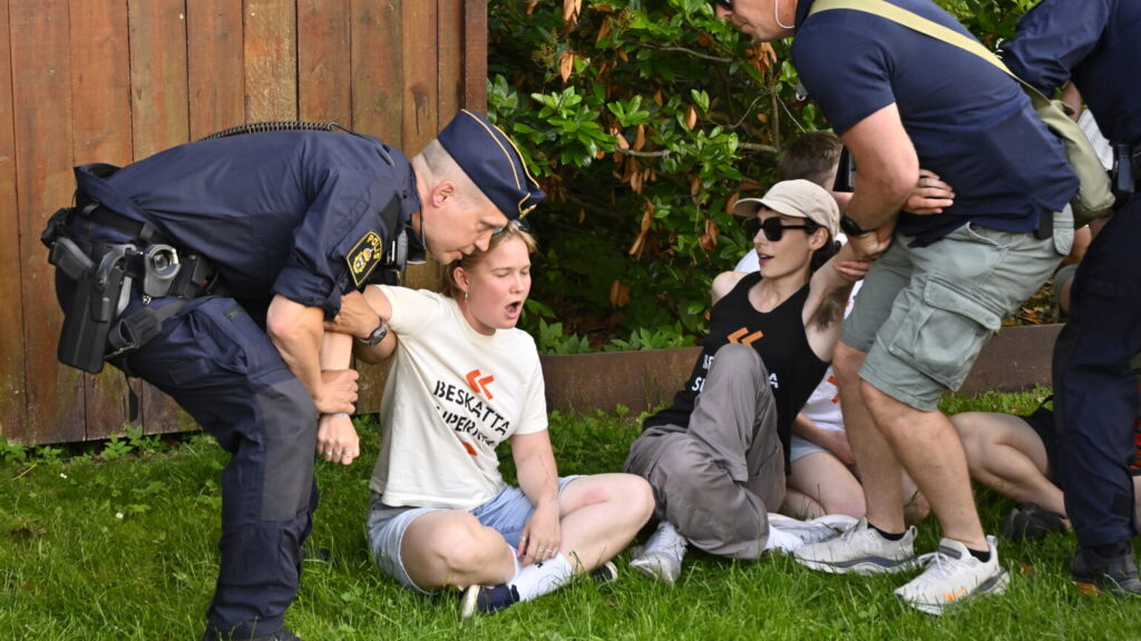 VISBY, SVERIGE 20260625
Polis för bort personer som protesterar när Socialdemokraternas partiledare Magdalena Andersson (S) börjar sitt tal under Almedalsveckan.
Foto: Anders Wiklund / TT / Kod 10040