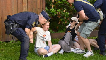 VISBY, SVERIGE 20260625
Polis för bort personer som protesterar när Socialdemokraternas partiledare Magdalena Andersson (S) börjar sitt tal under Almedalsveckan.
Foto: Anders Wiklund / TT / Kod 10040