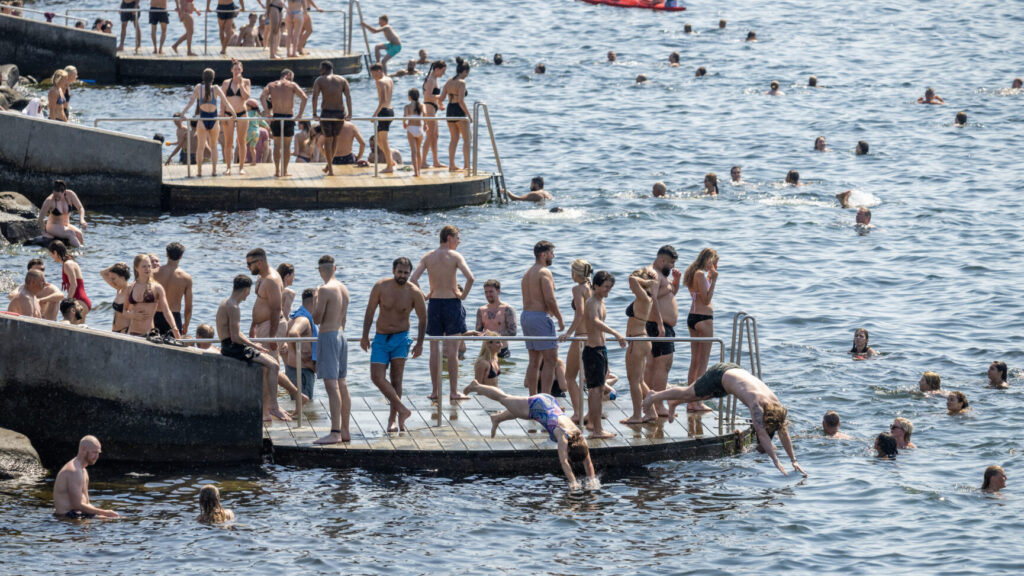 MALMÖ 2026-06-27
Svalkande dopp i Öresund vid bryggorna på Sundspromenaden i Malmö på lördagen när temperaturen närmade sig 35-gradersstrecket (preliminärt 34,8 grader vid 14-tiden). Det tidigare temperaturrekordet i Malmö har därmed slagits.
Foto: Johan Nilsson / TT / Kod 50090