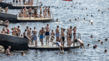 MALMÖ 2026-06-27 
Svalkande dopp i Öresund vid bryggorna på Sundspromenaden i Malmö på lördagen när temperaturen närmade sig 35-gradersstrecket (preliminärt 34,8 grader vid 14-tiden). Det tidigare temperaturrekordet i Malmö har därmed slagits. 
Foto: Johan Nilsson / TT / Kod 50090