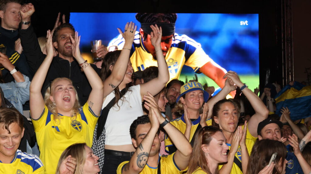 STOCKHOLM, SVERIGE 20260626
Fotbollssupportrar samlade på Trädgården för att följa Sveriges gruppspelsmatch mot Japan i fotbolls-VM.
Foto: Pär Bäckström/TT / TT / Kod 11900