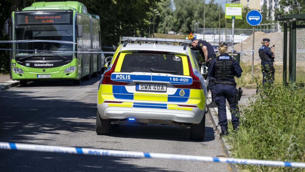 MALMÖ 2026-06-23
Polis på plats efter att en pojke i 15-årsåldern påträffats med stickskador på en buss på Holma i Malmö på tisdagen.
Foto: Johan Nilsson / TT / Kod 50090