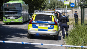 MALMÖ 2026-06-23  
Polis på plats efter att en pojke i 15-årsåldern  påträffats med stickskador på en buss på Holma i Malmö på tisdagen.
Foto: Johan Nilsson / TT / Kod 50090