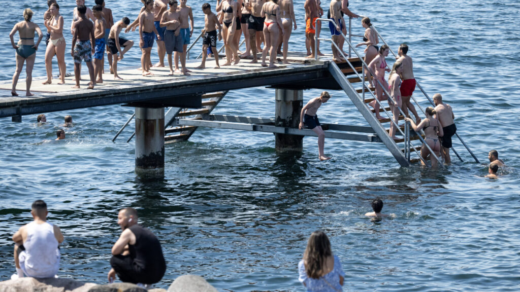MALMÖ 2026-06-27
Svalkande dopp i Öresund vid Scaniabadet i Malmö på lördagen när temperaturen närmade sig 35-gradersstrecket (preliminärt 34,8 grader vid 14-tiden). Det tidigare temperaturrekordet i Malmö har därmed slagits.
Foto: Johan Nilsson / TT / Kod 50090