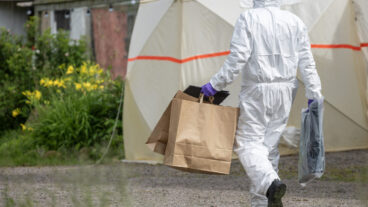 ALVESTA 2026-06-13
Polis och kriminaltekniker på plats vid ett bostadshus efter att två flickor har förts till sjukhus med livshotande respektive allvarliga skador efter ett våldsdåd utanför Alvesta. En misstänkt gärningsman har hittats död.
Foto: Johan Nilsson / TT / Kod 50090