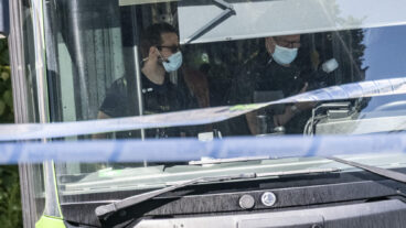 MALMÖ 2026-06-23
Polis och kriminaltekniker på plats efter att en pojke i 15-årsåldern  påträffats med stickskador på en buss på Holma i Malmö på tisdagen.
Foto: Johan Nilsson / TT / Kod 50090
