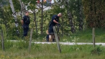 KUNGÄLV, SVERIGE 20260531
Polis och räddningstjänst på plats i Kungälv. Två personer har förts till sjukhus med oklara skador efter ett grovt våldsbrott, uppger polisen för TT. En man har gripits en bit från brottsplatsen.
Foto: Linus Olsson / TT / Kod 200