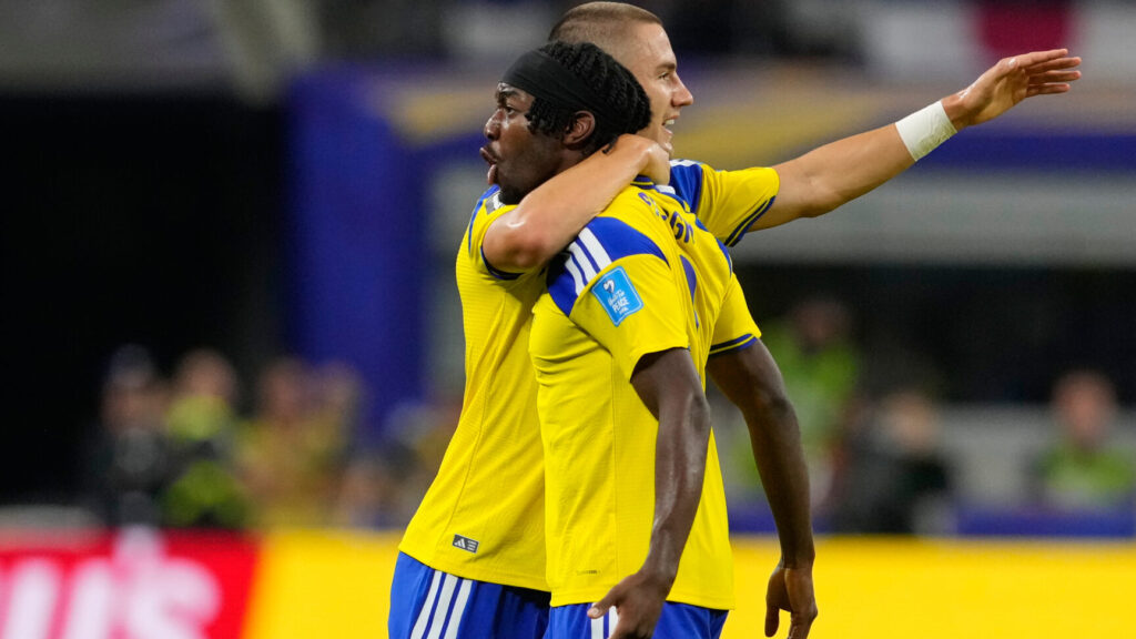 Sweden's Anthony Elanga, right, celebrates scoring his side's opening goal against Japan during the World Cup Group F soccer match in Arlington, Texas, near Dallas, Thursday, June 25, 2026. (AP Photo/Tony Gutierrez) WCSI138