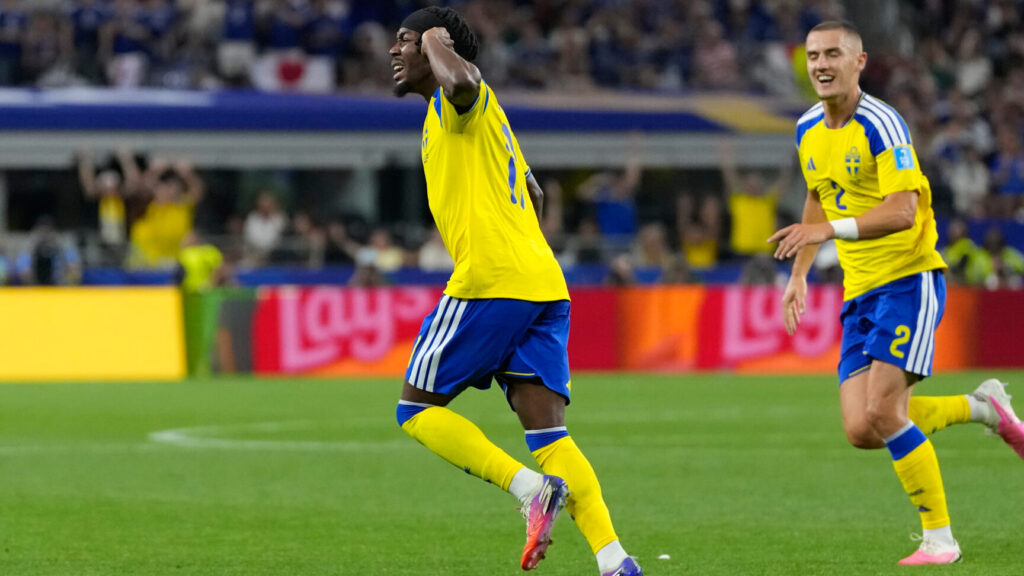 Sweden's Anthony Elanga, left, celebrates scoring his side's opening goal against Japan during the World Cup Group F soccer match in Arlington, Texas, near Dallas, Thursday, June 25, 2026. (AP Photo/Tony Gutierrez) WCSI135