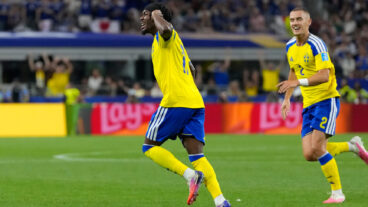Sweden's Anthony Elanga, left, celebrates scoring his side's opening goal against Japan during the World Cup Group F soccer match in Arlington, Texas, near Dallas, Thursday, June 25, 2026. (AP Photo/Tony Gutierrez)  WCSI135