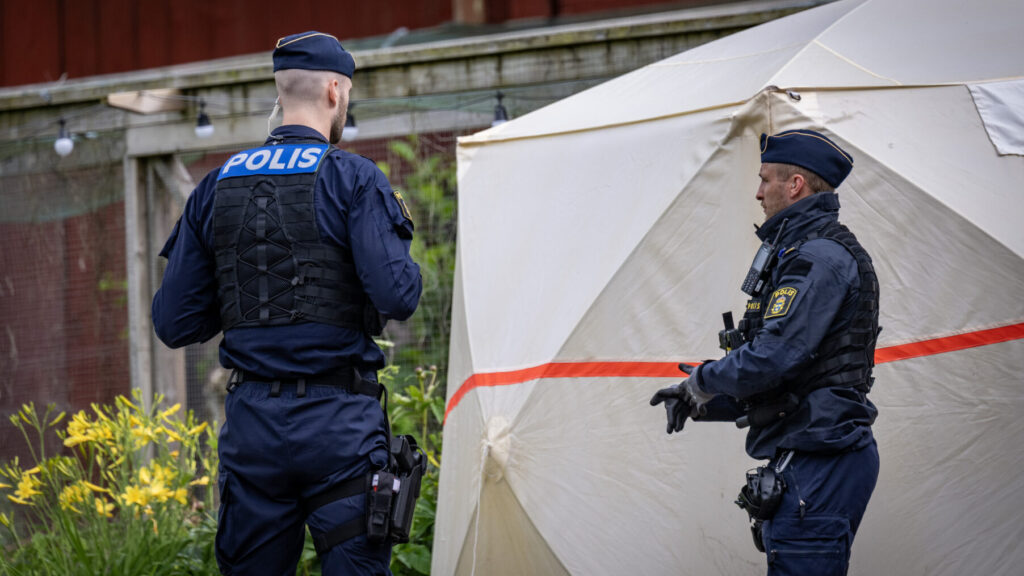 ALVESTA 2026-06-13
Polis och kriminaltekniker på plats vid ett bostadshus utanför Alvesta efter ett misstänkt grovt våldsbrott på lördagen. Två skadade personer har enligt polisens hemsida förts till sjukhus.
Foto: Johan Nilsson / TT / Kod 50090