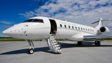 UPPSALA 20260601
Under måndagen överlämnades de två nya statsflygen Transportflyg 106 till flygvapnet vid en ceremoni på Uppsala garnison. De nya statsflygplanen, Bombardier Global 6500, kommer främst att nyttjas av regeringen, försvaret och kungahuset. Flygplanen kommer opereras av 75:e statsflygsskvadronen som tillhör F 7 men är placerade på Arlanda flygplats.
Foto: Jonas Ekströmer / TT / Kod 10030