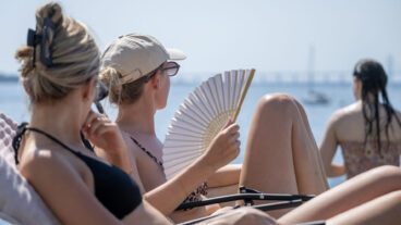 MALMÖ 2026-06-27 
Solglasögon och solfjäder vid Sundspromenaden i Malmö på lördagen när temperaturen närmade sig 35-gradersstrecket (preliminärt 34,8 grader vid 14-tiden). Det tidigare temperaturrekordet i Malmö har därmed slagits. 
Foto: Johan Nilsson / TT / Kod 50090