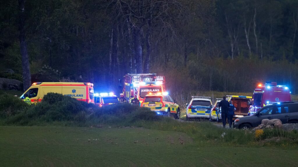 KUNGÄLV, SVERIGE 20260531
Två personer har förts till sjukhus med oklara skador efter ett grovt våldsbrott i Kungälv, uppger polisen för TT. En man har gripits en bit från brottsplatsen.
Foto: Linus Olsson / TT / Kod 200