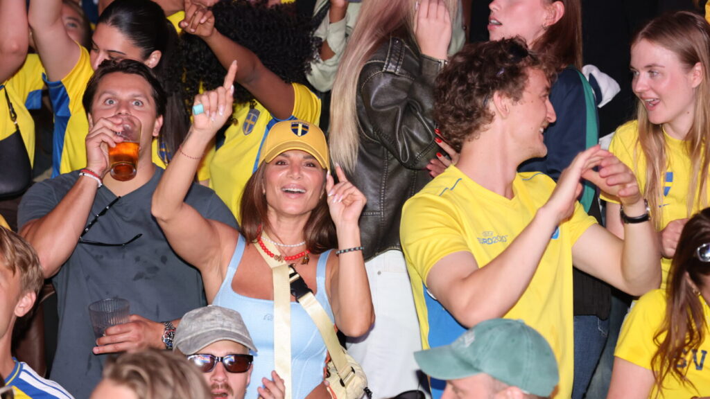 STOCKHOLM, SVERIGE 20260626
Fotbollssupportrar samlade på Trädgården för att följa Sveriges gruppspelsmatch mot Japan i fotbolls-VM.
Foto: Pär Bäckström/TT / TT / Kod 11900
