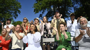 VISBY, SVERIGE 20260625
Många miljöpartistiska politiker finns på plats i publiken när Miljöpartiets språkrör Daniel Helldén (MP) talar i Almedalen.
Bakre raden: Janine Alm Ericson (MP), Karolina Skog (MP), Annika Hirvonen (MP), Pär Holmgren (MP) och Leila Ali Elmi (MP).
Främre raden: Lena Hallengren (S), Gustav Fridolin (MP), Alice Bah Kunke (MP), Amanda Lind (MP) och Peter Eriksson (MP).
Foto: Henrik Montgomery / TT / Kod 10060