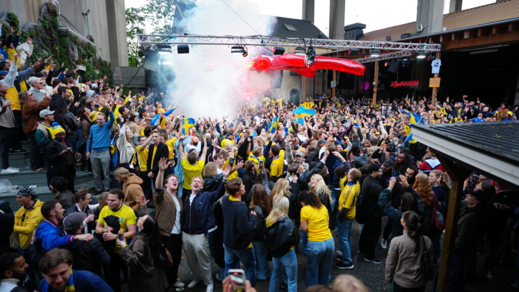 STOCKHOLM, SVERIGE 20260615
Fotbolls-supportrar på plats för att se Sveriges premiärmatch i fotbolls-VM mot Tunisien på storbilds-tv när nattklubben Trädgården har nattöppet till 06 på måndagsmorgonen.
Foto: Magnus Lejhall / TT / Kod 10500