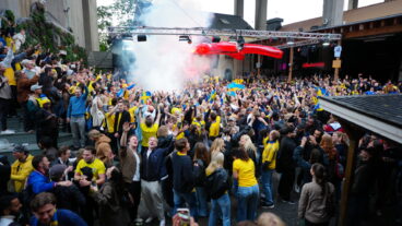 STOCKHOLM, SVERIGE 20260615
Fotbolls-supportrar på plats för att se Sveriges premiärmatch i fotbolls-VM mot Tunisien på storbilds-tv när nattklubben Trädgården har nattöppet till 06 på måndagsmorgonen.
Foto: Magnus Lejhall / TT / Kod 10500