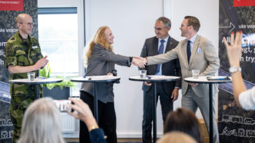 TRELLEBORG 2026-06-15 
Johan Elofsson, brigadgeneral Försvarsmakten, Elisabeth Lönne, Chief Commercial Officer Stena Line, Roberto Maiorana, generaldirektör Trafikverket, och Andreas Carlson, infrastruktur- och bostadsminister, vid den kontraktsignering på Waterfront i hamnen i Trelleborg vid signeringen av det nya avtalet för tågfärjetrafik mellan Sverige och Tyskland. 
Foto: Johan Nilsson / TT / Kod 50090
