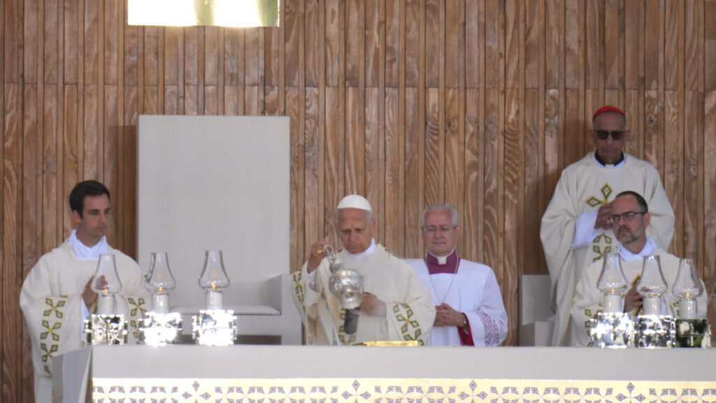 Pope Leo XIV presides over a Mass marking the Catholic feast of Corpus Christi at Plaza de Cibeles in Madrid, Spain, Sunday, June 7, 2026, on the second day of his seven-day apostolic visit to mainland Spain and the Canary Islands. (AP Photo/Manu Fernandez) EM148
