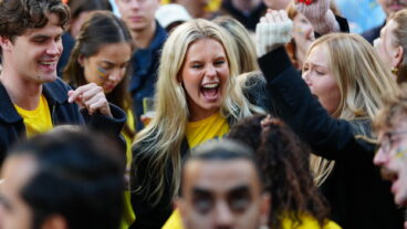 STOCKHOLM, SVERIGE 20260615
Fotbolls-supportrar på plats för att se Sveriges premiärmatch i fotbolls-VM mot Tunisien på storbilds-tv när nattklubben Trädgården har nattöppet till 06 på måndagsmorgonen.
Foto: Magnus Lejhall / TT / Kod 10500