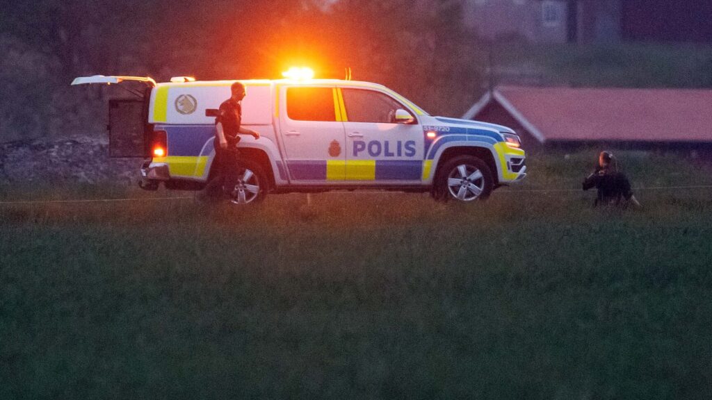 KUNGÄLV, SVERIGE 20260531
Polis och räddningstjänst på plats i Kungälv. Två personer har förts till sjukhus med oklara skador efter ett grovt våldsbrott, uppger polisen för TT. En man har gripits en bit från brottsplatsen.
Foto: Linus Olsson / TT / Kod 200
