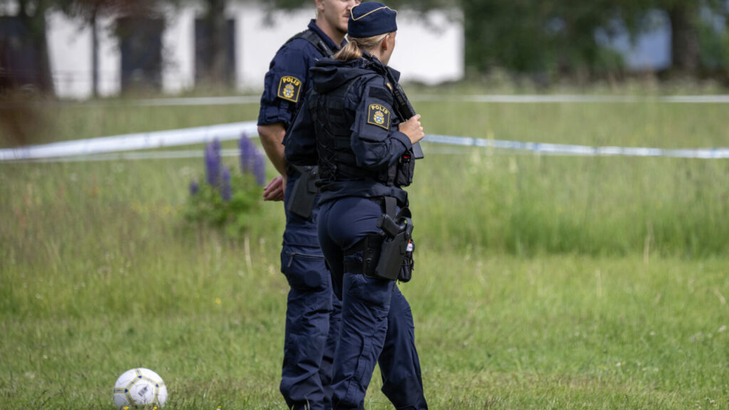 ALVESTA 2026-06-13
Polis och kriminaltekniker på plats vid ett bostadshus efter att två flickor har förts till sjukhus med livshotande respektive allvarliga skador efter ett våldsdåd utanför Alvesta. En misstänkt gärningsman har hittats död.
Foto: Johan Nilsson / TT / Kod 50090