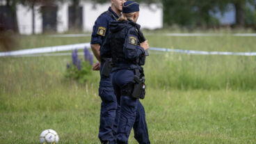 ALVESTA 2026-06-13
Polis och kriminaltekniker på plats vid ett bostadshus efter att två flickor har förts till sjukhus med livshotande respektive allvarliga skador efter ett våldsdåd utanför Alvesta. En misstänkt gärningsman har hittats död.
Foto: Johan Nilsson / TT / Kod 50090