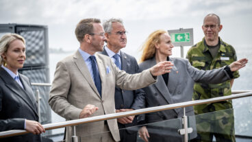 TRELLEBORG 2026-06-15 
Malin Collin, vd Trelleborgs Hamn AB, Andreas Carlson, infrastruktur- och bostadsminister, Roberto Maiorana, generaldirektör Trafikverket, Elisabeth Lönne, Chief Commercial Officer Stena Line, och Johan Elofsson, brigadgeneral Försvarsmakten, vid måndagens pressträff och kontraktsignering på Waterfront i hamnen i Trelleborg gällande det nya avtalet för tågfärjetrafik mellan Sverige och Tyskland. 
Foto: Johan Nilsson / TT / Kod 50090
