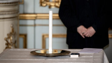 STOCKHOLM, SVERIGE 20260611
En gåva från riksdag och regering, en ljusstake formgiven av Monica Förster Design Studio. Kung Carl Gustaf och drottning Silvia håller en mottagning på Stockholms slott för riksdag och regering med anledning av firandet av deras guldbröllop. Stockholm, Sverige 11 juni 2026.
Foto: Christine Olsson / TT / Kod 10430