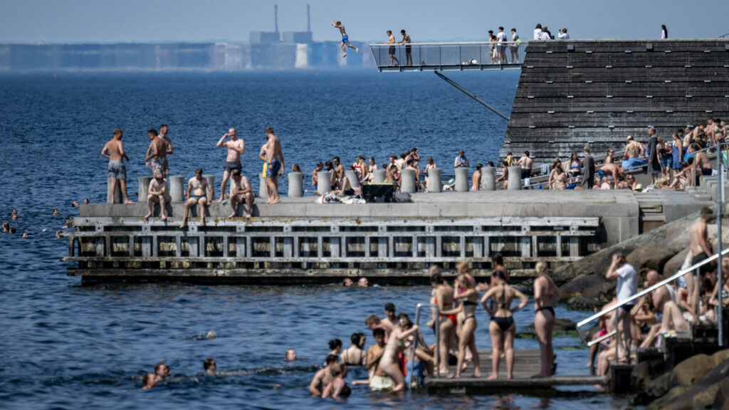MALMÖ 2026-06-27
Kö till badstegarna (men inte till Titanicbryggan) för svalkande dopp i Öresund vid Sundspromenaden i Malmö på lördagen när temperaturen närmade sig 35-gradersstrecket (preliminärt 34,8 grader vid 14-tiden). Det tidigare temperaturrekordet i Malmö har därmed slagits.
Foto: Johan Nilsson / TT / Kod 50090