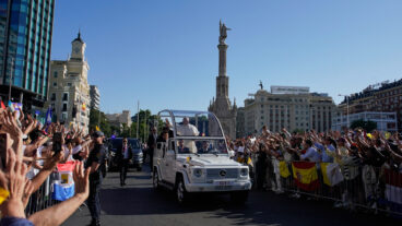 Pope Leo XIV arrives in the popemobile at Plaza de Cibeles to preside over a Mass marking the Catholic feast of Corpus Christi at Plaza de Cibeles in Madrid, Spain, Sunday, June 7, 2026, on the second day of his seven-day apostolic visit to mainland Spain and the Canary Islands. (AP Photo/Andrea Comas) EM177