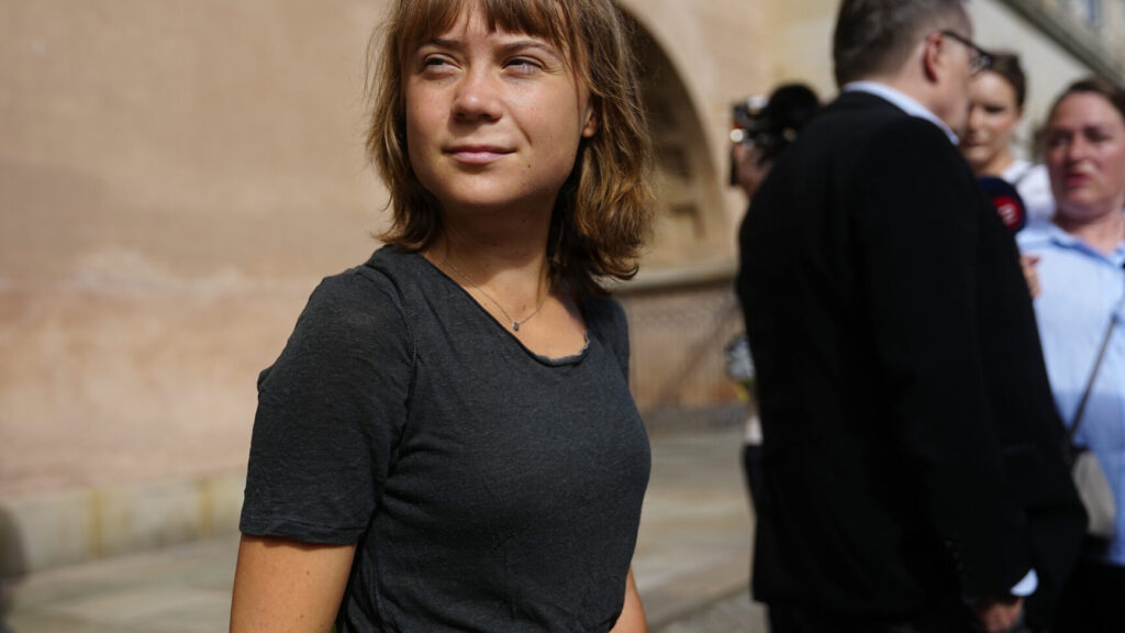 Den svenske klimaaktivist Greta Thunberg i Københavns Byret onsdag den 24. juni 2026. Hun er tiltalt for sammen med de fem andre at have skaffet sig uberettiget adgang til et lokale på Københavns Universitet i september 2024. Hun blev samme dag anholdt i forbindelse med, at den propalæstinensiske bevægelse Studerende mod besættelsen kortvarigt besatte museumsbygningen på universitet. Der er påstand om bøde til de tiltalte.