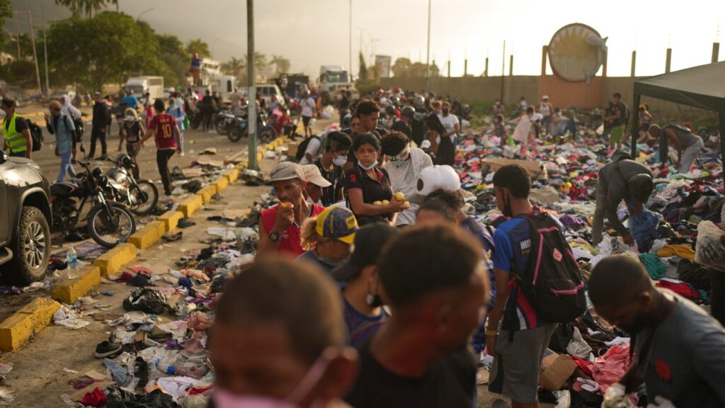 People affected by the earthquake line up for food in La Guaira, Venezuela, Saturday, June 27, 2026.(AP Photo/Matias Delacroix) XRM727