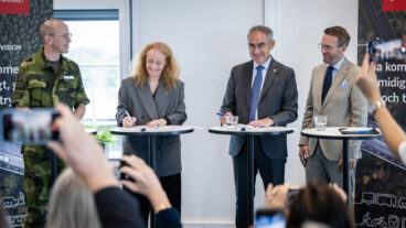 TRELLEBORG 2026-06-15 
Johan Elofsson, brigadgeneral Försvarsmakten, Elisabeth Lönne, Chief Commercial Officer Stena Line, Roberto Maiorana, generaldirektör Trafikverket, och Andreas Carlson, infrastruktur- och bostadsminister, vid den kontraktsignering på Waterfront i hamnen i Trelleborg vid signeringen av det nya avtalet för tågfärjetrafik mellan Sverige och Tyskland. 
Foto: Johan Nilsson / TT / Kod 50090