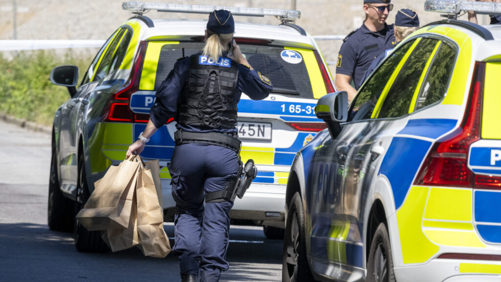 MALMÖ 2026-06-23
Polis på plats efter att en pojke i 15-årsåldern påträffats med stickskador på en buss på Holma i Malmö på tisdagen.
Foto: Johan Nilsson / TT / Kod 50090