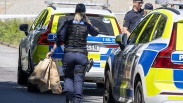 MALMÖ 2026-06-23  
Polis på plats efter att en pojke i 15-årsåldern  påträffats med stickskador på en buss på Holma i Malmö på tisdagen.
Foto: Johan Nilsson / TT / Kod 50090