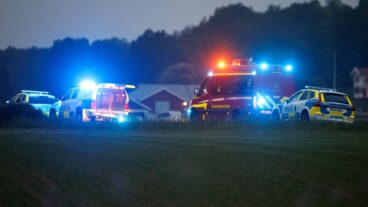 KUNGÄLV, SVERIGE 20260531
Polis och räddningstjänst på plats i Kungälv. Två personer har förts till sjukhus med oklara skador efter ett grovt våldsbrott, uppger polisen för TT. En man har gripits en bit från brottsplatsen.
Foto: Linus Olsson / TT / Kod 200