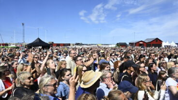 VISBY, SVERIGE 20260624
Många människor har samlats för konsert i Visby hamn som en del av det nationella uppropet "Vi är Sverige". Bakom initiativet står bland andra artisterna Thomas Stenström, Cherrie, Erik Lundin och Melissa Horn tillsammans med Greenpeace och LiveGreen.
Foto: Henrik Montgomery / TT / Kod 10060