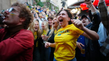 STOCKHOLM, SVERIGE 20260615
Fotbolls-supportrar på plats för att se Sveriges premiärmatch i fotbolls-VM mot Tunisien på storbilds-tv när nattklubben Trädgården har nattöppet till 06 på måndagsmorgonen.
Foto: Magnus Lejhall / TT / Kod 10500