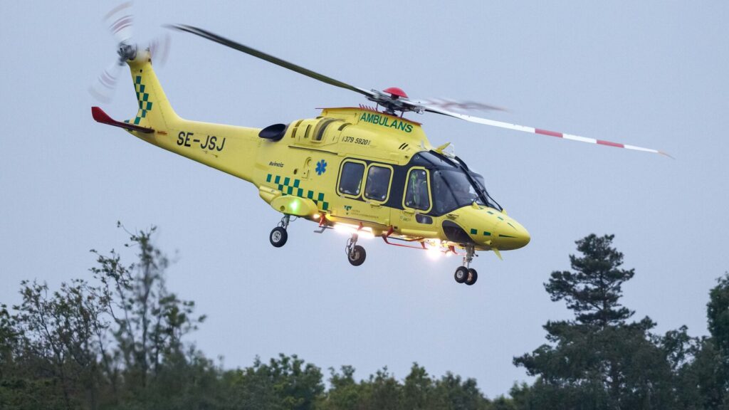 KUNGÄLV, SVERIGE 20260531
Ambulanshelikopter på plats i Kungälv. Två personer har förts till sjukhus med oklara skador efter ett grovt våldsbrott, uppger polisen för TT. En man har gripits en bit från brottsplatsen.
Foto: Linus Olsson / TT / Kod 200