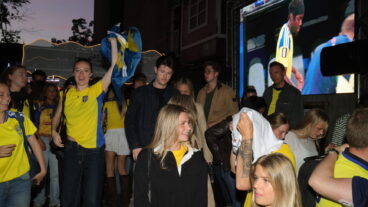 STOCKHOLM, SVERIGE 20260626
Fotbollssupportrar samlade på Trädgården för att följa Sveriges gruppspelsmatch mot Japan i fotbolls-VM.
Foto: Pär Bäckström/TT / TT / Kod 11900