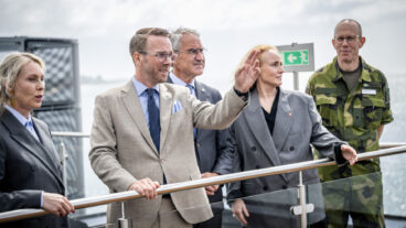 TRELLEBORG 2026-06-15 
Malin Collin, vd Trelleborgs Hamn AB, Andreas Carlson, infrastruktur- och bostadsminister, Roberto Maiorana, generaldirektör Trafikverket, Elisabeth Lönne, Chief Commercial Officer Stena Line, och Johan Elofsson, brigadgeneral Försvarsmakten, blickar mot havet vid måndagens pressträff och kontraktsignering på Waterfront i hamnen i Trelleborg gällande det nya avtalet för tågfärjetrafik mellan Sverige och Tyskland. 
Foto: Johan Nilsson / TT / Kod 50090