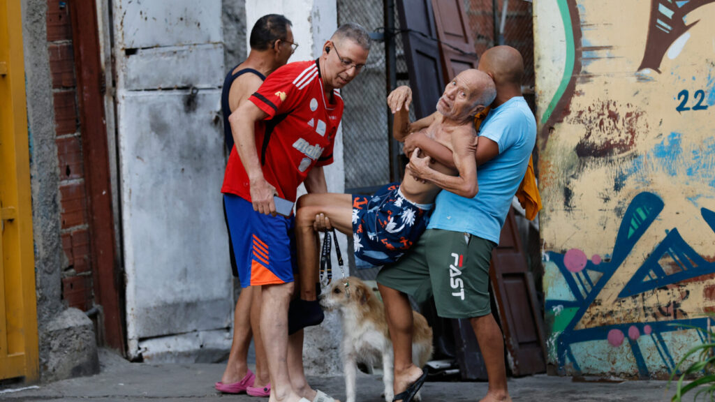 Neighbors helps a man evacuate his damaged home after an earthquake in Caracas, Venezuela, Wednesday, June 24, 2026.(AP Photo/Pedro Mattey) XRM461