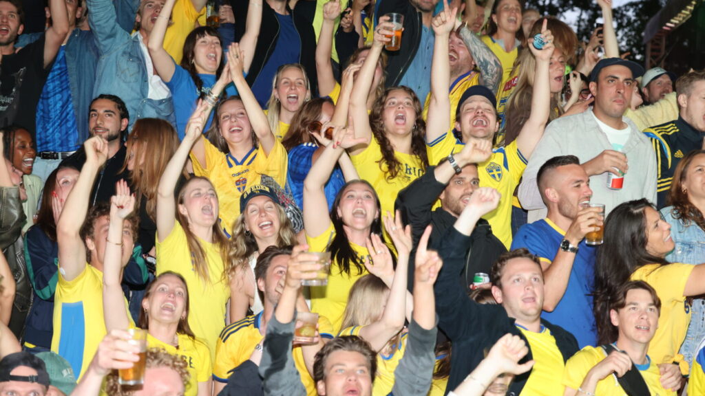 STOCKHOLM, SVERIGE 20260626
Fotbollssupportrar samlade på Trädgården för att följa Sveriges gruppspelsmatch mot Japan i fotbolls-VM.
Foto: Pär Bäckström/TT / TT / Kod 11900