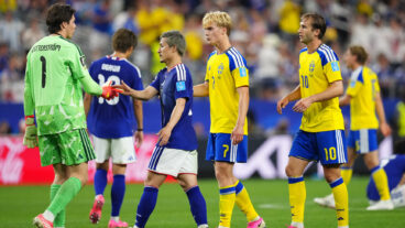 Japan's Daizen Maeda, center, greets to Sweden goalkeeper Jacob Widell Zetterstrom after the World Cup Group F soccer match in Arlington, Texas, near Dallas, Thursday, June 25, 2026. (AP Photo/Julio Cortez)  WCFL148